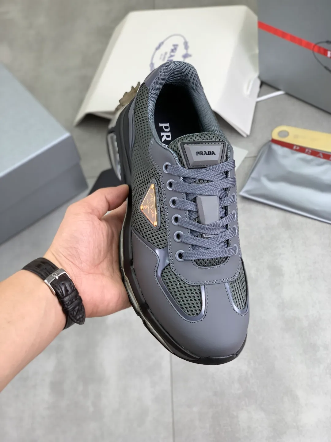 Men's men's shoes 💰P660 💰[New model] The top version is now available on the official website, 🆘 Air-cushion shock-absorbing thick-soled trendy brand (Prada) is the main popular model, avant-garde and versatile fashionable men's shoes, private version mold opening, cowhide surface splicing 1:1.. Simple fashion, original imported cowhide feet; the atmosphere and personality are more fashionable, eye-catching and pursuing class. It will subvert the old idea and be a must-have for fashion trendsetters with you! Must keep it for yourself ! Tall and comfortable, large and low, high-end quality workmanship. Code number: 38-45; 4 colors available.
